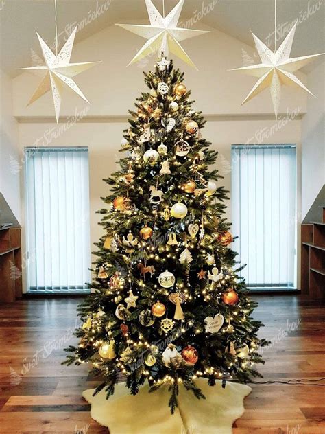 Vianočný stromček bohato ozdobený striebornými guľami rôznych veľkostí a textúr, s výraznou modrou hviezdou na špičke