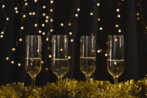 Inšpiratívna koláž silvestrovských osláv, ohňostroja a pohárov so šampanským