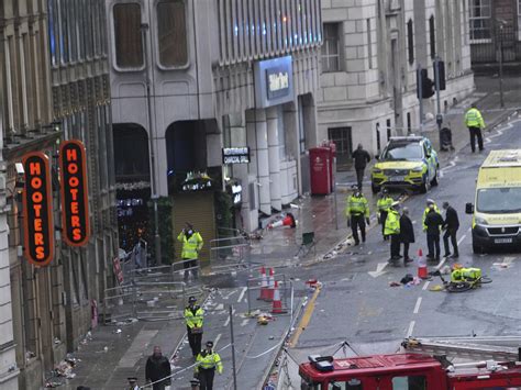 ilustrácia páru s ich svedkami počas svadobného obradu