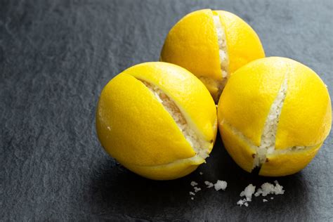 Tematické foto: Rozkrojený plod Asiminy triloby so semenami