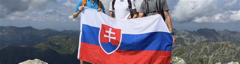 Tematické foto Štefana Harabina pred slovenskou vlajkou
