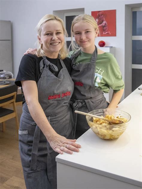 Ilustrácia otca s dcérou pri oslavnej torty