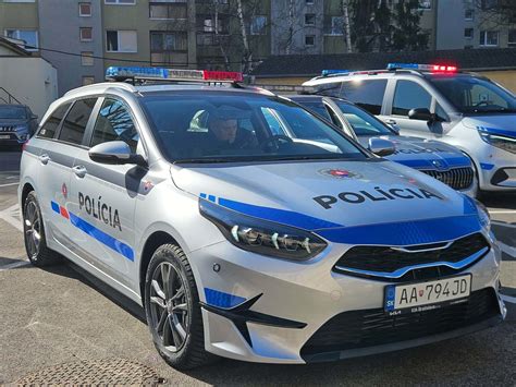 Služobné policajné auto zabalené ako vianočný darček