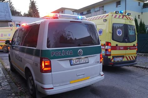 Policajti alebo záchranári v spoločenskom oblečení