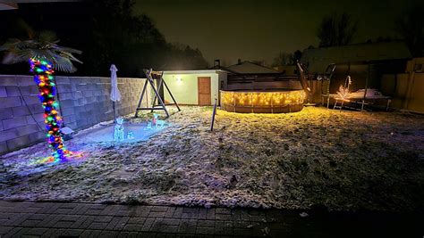 Záber na novozélandskú pláž so slávnostnou vianočnou výzdobou v letnom štýle.