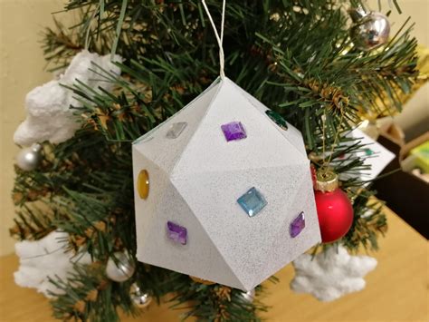 Deti v školskej triede zdobia vianočný stromček a vyrábajú papierové ozdoby.