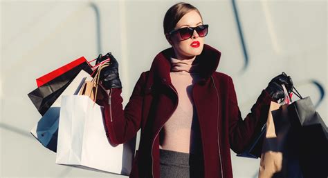 Zena s nakupnymi taskami, usmieva sa, vianocna atmosfera