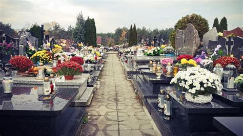 Fotografia horiacich sviečok na cintoríne počas Dušičiek