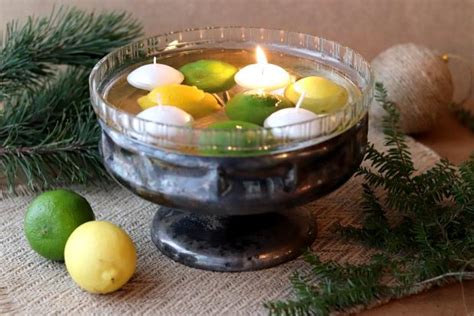 Tematická fotografia cintorína v noci s horiacimi sviečkami