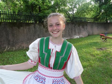 štylizovaný abovský kroj