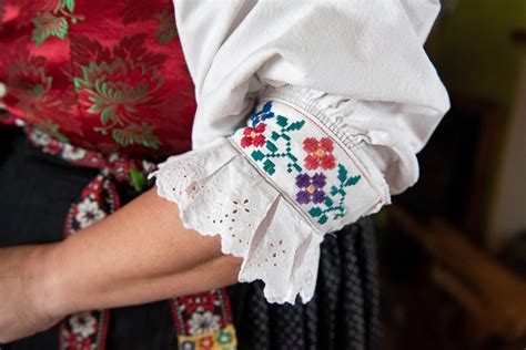 Detail mužského kroja s vyšívanou košeľou a blanciarom