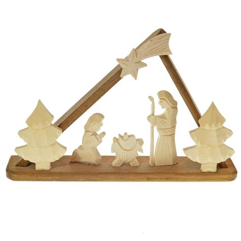Ručne vyrezávaný drevený betlehem s detailnými postavami.