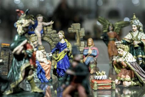 Ukážka rôznych druhov betlehemov v kamennom obchode.