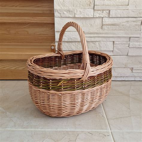 Detail prúteného koša s dostatočným priestorom na huby