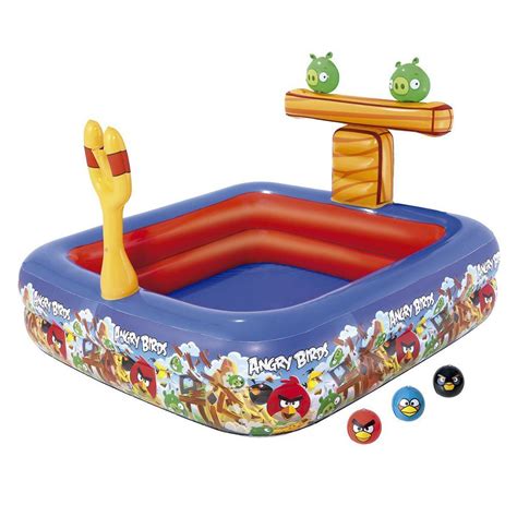 Deti hrajúce hru s katapultom a Angry Birds postavičkami