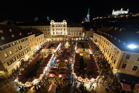 Vianočné trhy na Hviezdoslavovom námestí v Bratislave