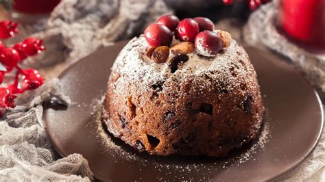 Tematické foto: Anglický vianočný puding s omáčkou a vianočnými dekoráciami