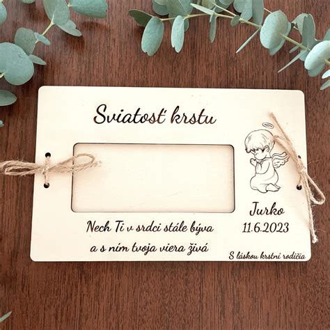 Fotografia šťastného páru pri spoločnej oslave alebo rozbaľovaní darčeka