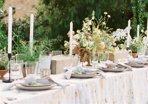 Ukážka rôznych druhov štól na svadobný stôl