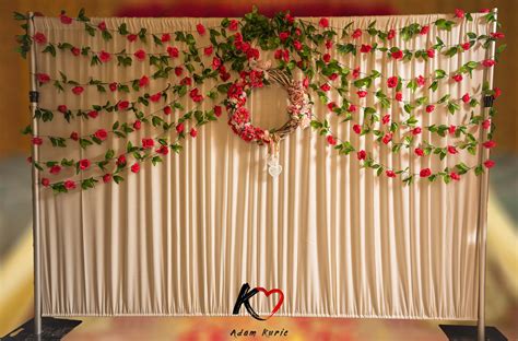 Svadobná stena zdobená látkami a kvetmi