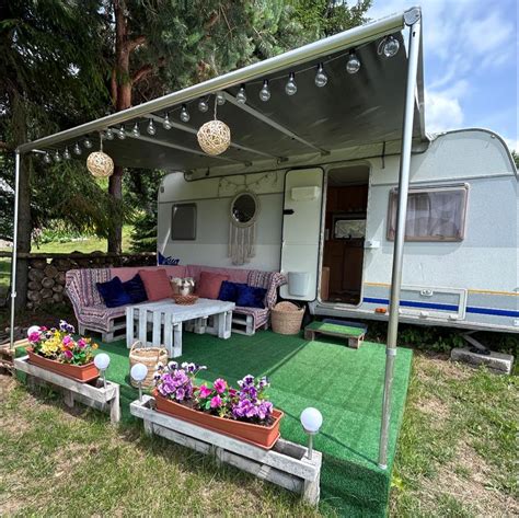 Fotografia svadobného stanu s výzdobou pri jazere Domaša