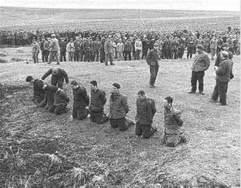 Ilustrácia/fotografia: Mária a Jozef putujúci na oslovi v chladnej, zasneženej krajine smerom k siluete Betlehema.