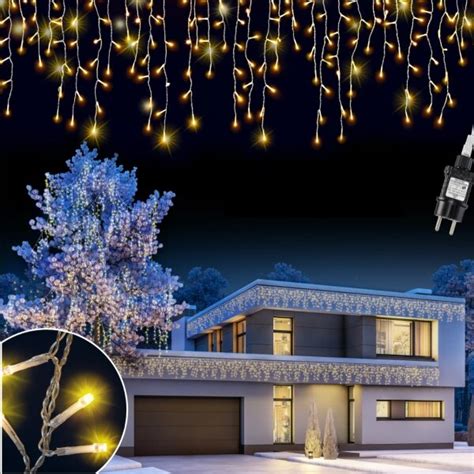 Tematické foto: vianočný svetelný dážď s 600 LED diódami zavesený na okne alebo dome