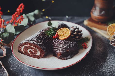 Ilustrácia francúzskeho vianočného stola s Bûche de Noël alebo vianočný trh v Štrasburgu