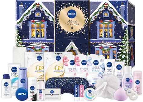 Detailný záber na adventný kalendár Nivea s otvorenými okienkami a kozmetickými produktmi