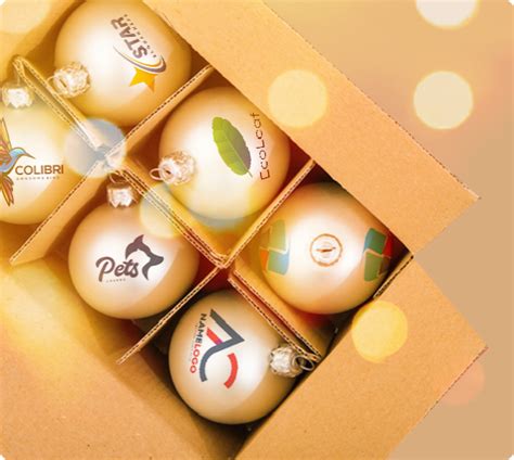 Tematické foto: Ruky dávajúce darček s firemným logom