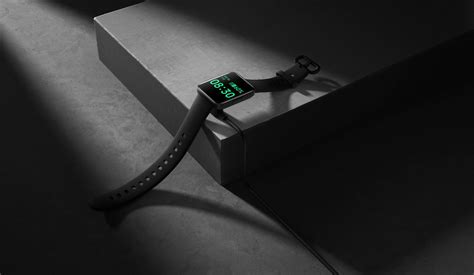 Tematické foto: e-čítačka, smart hodinky a slúchadlá na stole