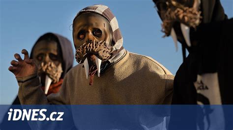 ilustračné foto detí v karnevalových maskách