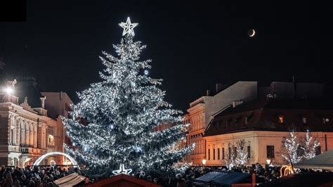 Zimná atmosféra vianočného mestečka so zdobeným vianočným stromčekom a historickým altánkom