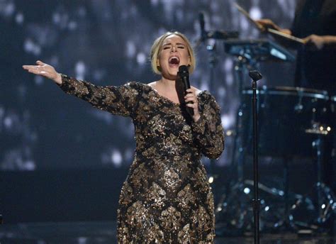 Adele počas vystúpenia na turné k albumu 25