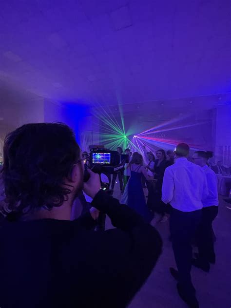 ilustračná fotografia študentov na stužkovej slávnosti