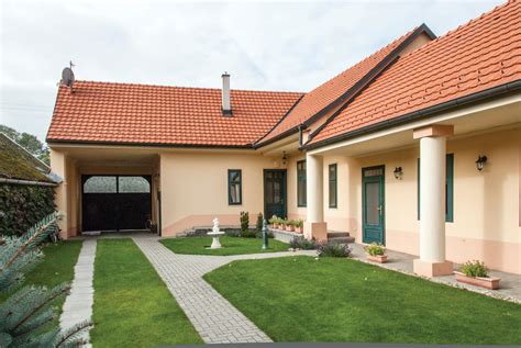 Vizualizácia luxusného vidieckeho majera Nandin Dvor vo Vysokej pri Morave, zahŕňajúca hospodárske budovy, jazierko a výbeh pre kone