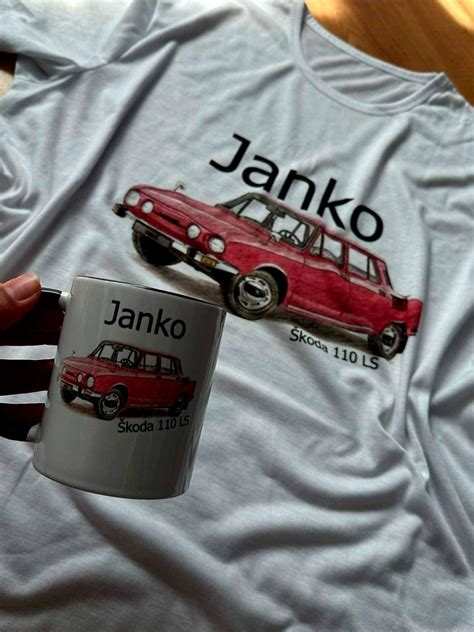 Ilustračná fotografia rôznych motorkárskych darčekových predmetov, ako sú tričká a hrnčeky s motorkárskou tematikou.