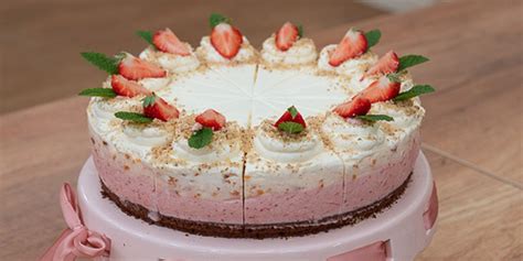 detailná fotografia jahodovej torty s mascarpone