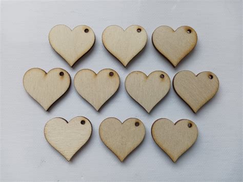Sada drevených srdiečok s vygravírovanými dôvodmi lásky