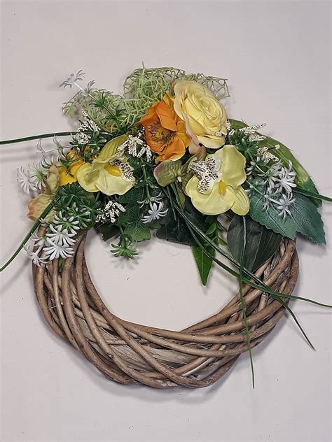 Prútený veniec s rôznymi jarnými dekoráciami