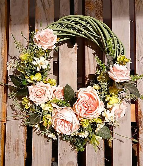 Detailný pohľad na veniec s machom a ružami