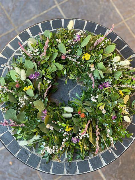 Jarný veniec z vetvičiek čučoriedky a nevestinho závoja