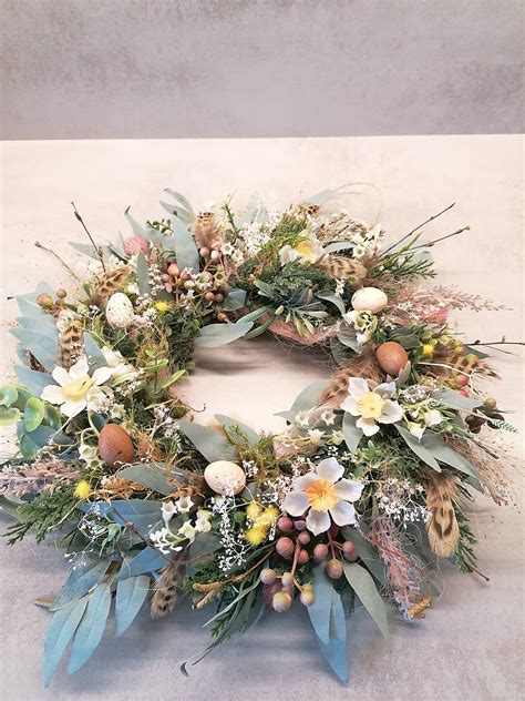 Jarný veniec na stôl vo forme na bábovku s cibuľovinami