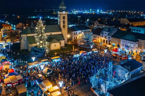 Ilustračná fotografia vianočnej výzdoby s množstvom svetelných reťazí