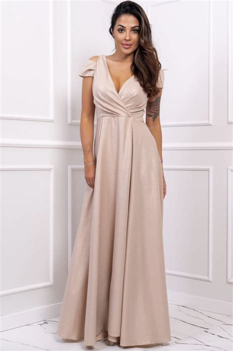 ilustračné foto spoločenských šiat rôznych strihov a farieb