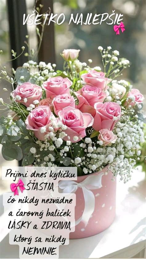 Detailný záber na konkrétne narodeninové blahoželanie s obálkou, zdôrazňujúci jeho dizajn a text.