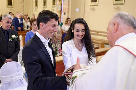 Ilustračná fotografia páru počas svadobného obradu