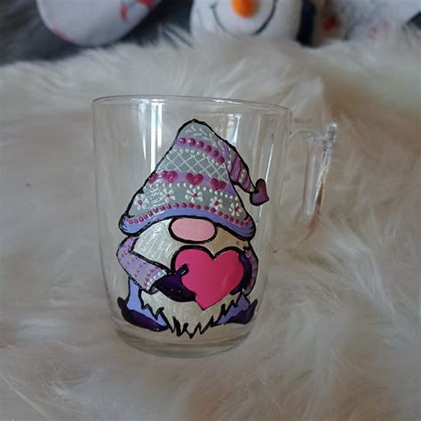 Ilustrácia vianočného škriatka s charakteristickými špicatými ušami a klobúkom