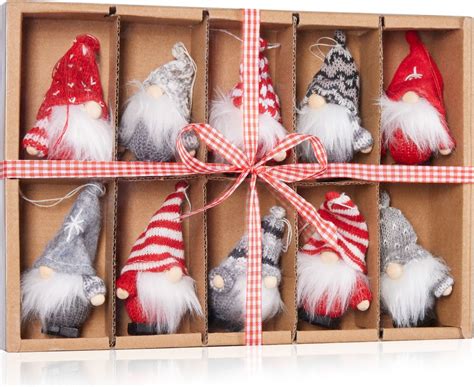 Fotografia vianočných škriatkov ako bytových dekorácií na poličke alebo pod stromčekom