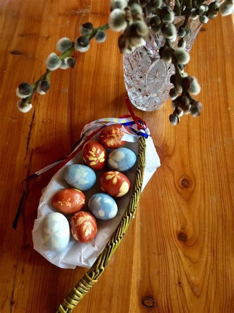 Schéma farbenia vajíčok v cibuľových šupkách s rastlinnými vzormi.